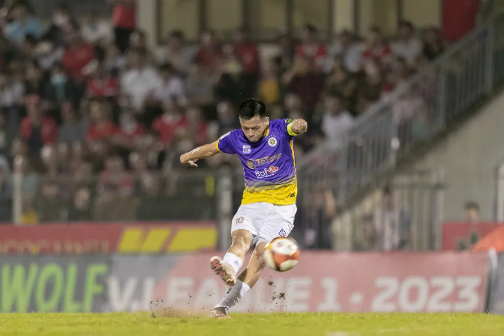 Cận cảnh pha sút phạt thành bàn của Văn Quyết vào lưới Hồng Lĩnh Hà Tĩnh. ẢNH: XUÂN THỦY