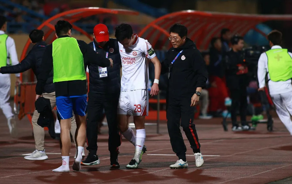 Hoàng Đức được các thành viên Viettel FC hỗ trợ di chuyển sau trận đấu với Công an Hà Nội