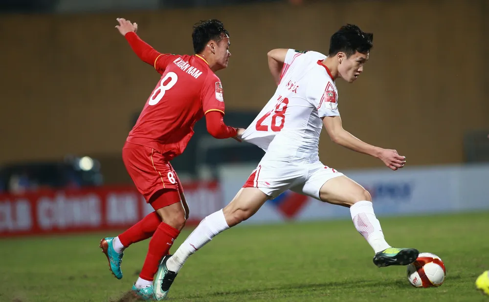 Tiền đạo Nguyễn Xuân Nam (CAHN) gặp khó khăn khi theo kèm Nguyễn Hoàng Đức (Viettel FC)