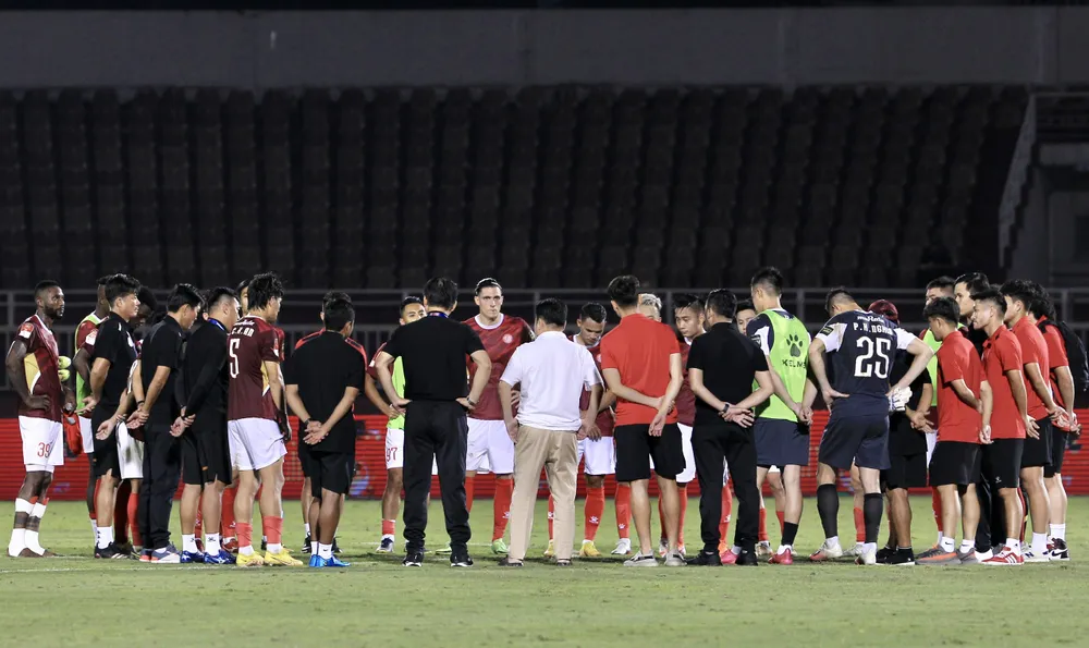 CLB TPHCM họp đội ngay trên sân Thống Nhất sau thất bại 0-2 trước Khánh Hòa ở vòng trước