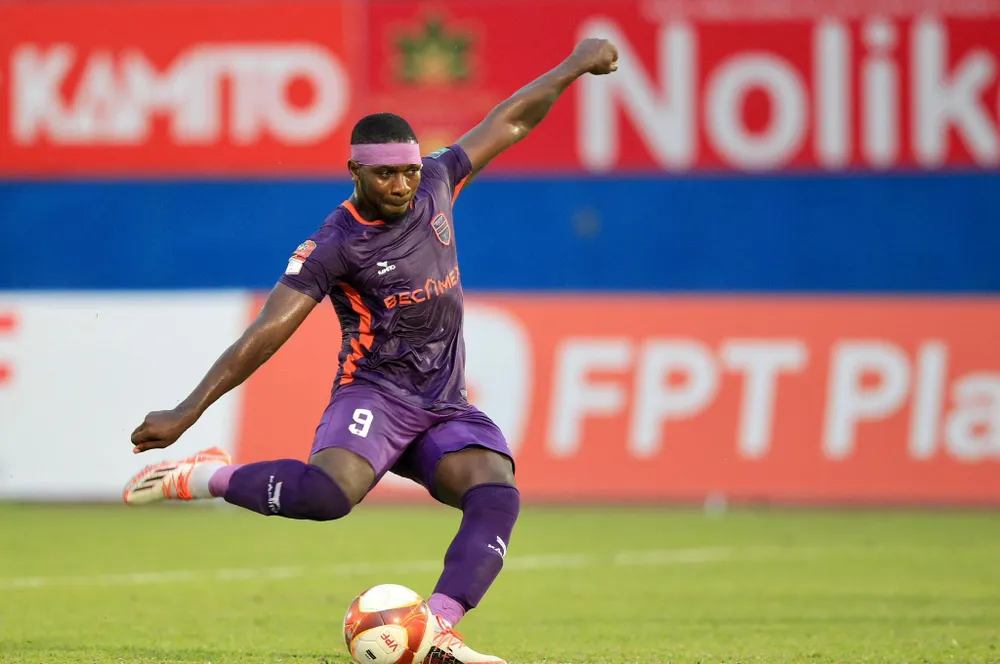 Rimario ghi bàn trên chấm 11m cho B.Bình Dương. ẢNH: DŨNG PHƯƠNG