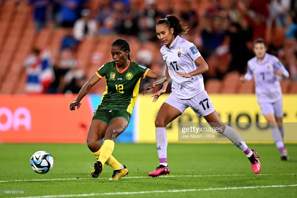 Taneekarn Dangda (số 17) - em gái của tiền đạo Teerasil Dangda của bóng đá nam Thái Lan, đã thi đấu đầy nỗ lức ở trận play-off