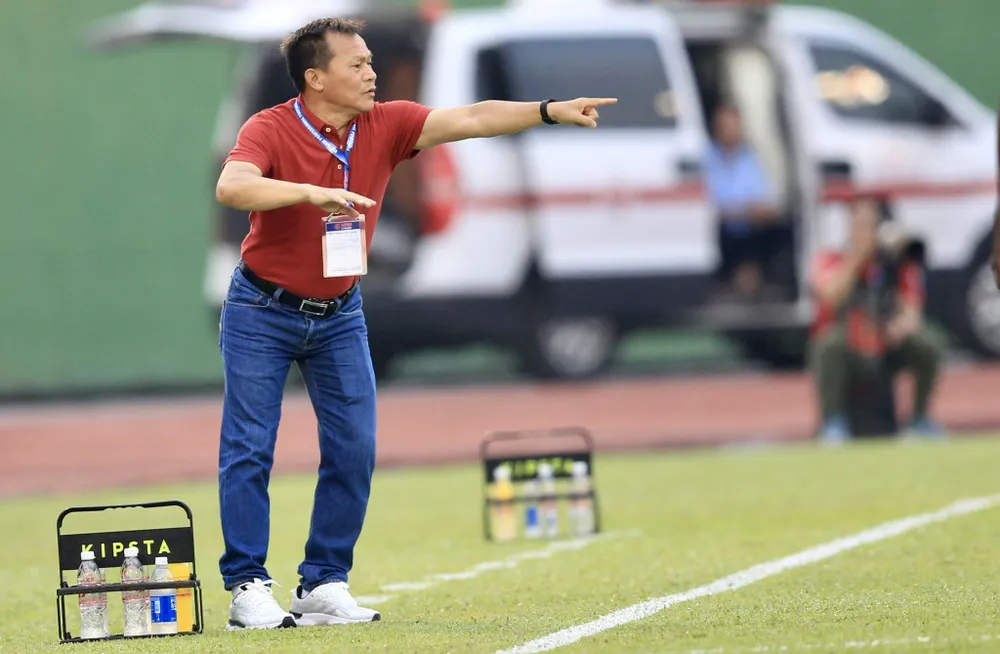 HLV Lư Đình Tuấn phải xốc lại tinh thần cho các học trò trong quãng nghỉ dài 1 tháng sắp tới. ẢNH: DŨNG PHƯƠNG