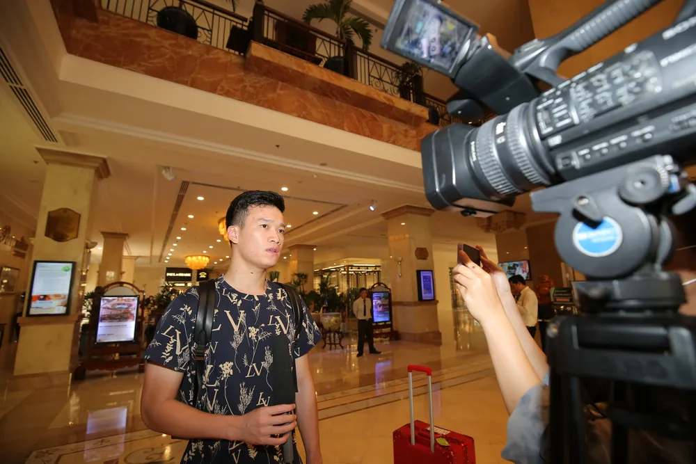 Hoàng Đức háo hức cho lần thứ 2 tham đêm Gala trao thưởng Quả bóng vàng Việt Nam. ẢNH: DŨNG PHƯƠNG