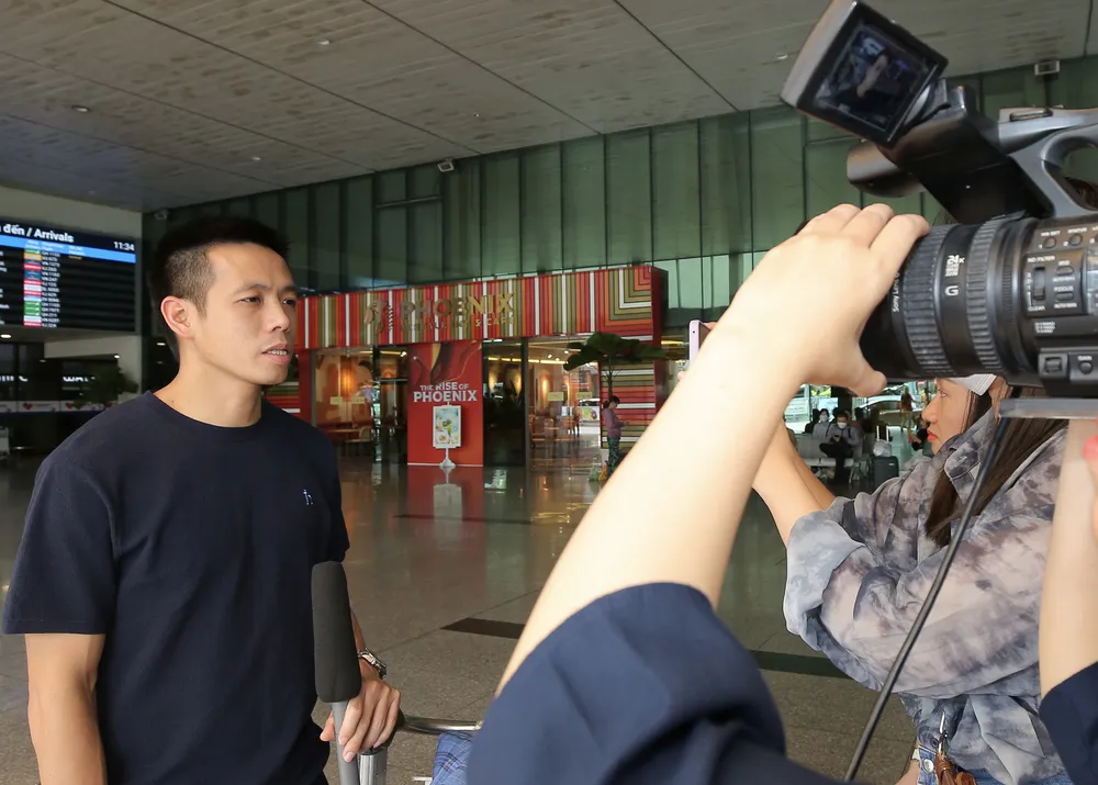 Tiền đạo Văn Quyết trả lời phỏng vấn Báo SGGP ở sân bay Tân Sơn Nhất. ẢNH: DŨNG PHƯƠNG