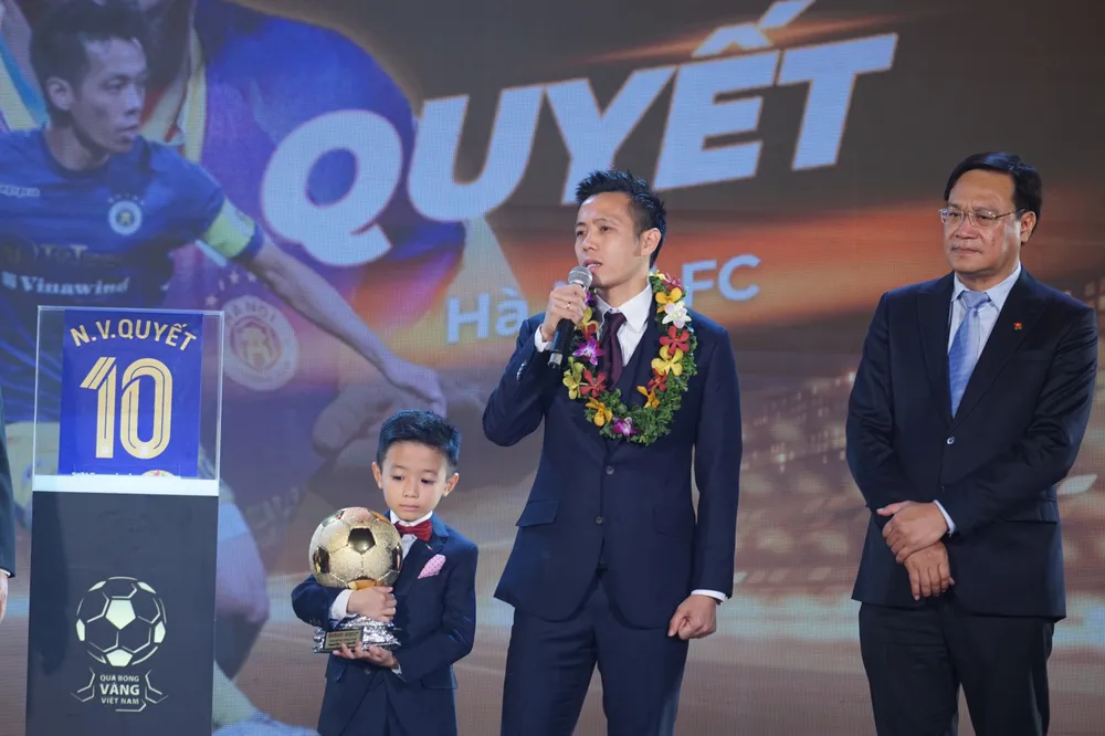 Tiền đạo Nguyễn Văn Quyết hạnh phúc khi có lần thứ 2 đoạt QBV nam Việt Nam. ẢNH: HOÀNG HÙNG 