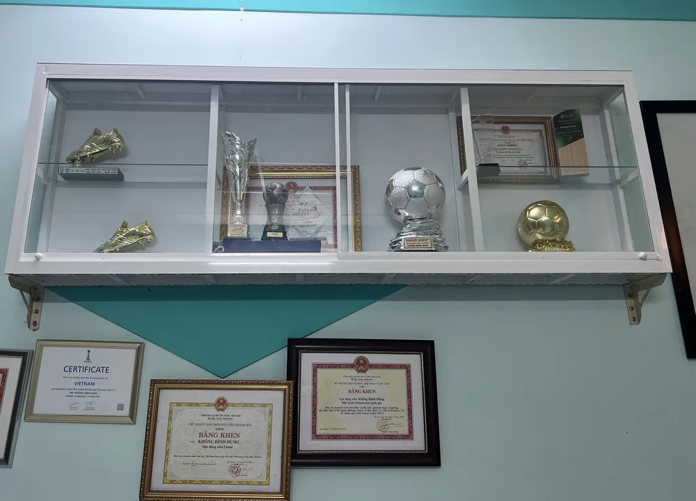 Danh hiệu Quả bóng bạc futsal 2022 được Đình Hùng đặt ở một vị trí trân trọng của phòng khách. ẢNH: QUỐC THANH