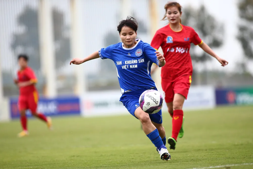 Than KSVN gặp nhiều khó khăn khi để Hà Nội I sớm dẫn trước 2-0