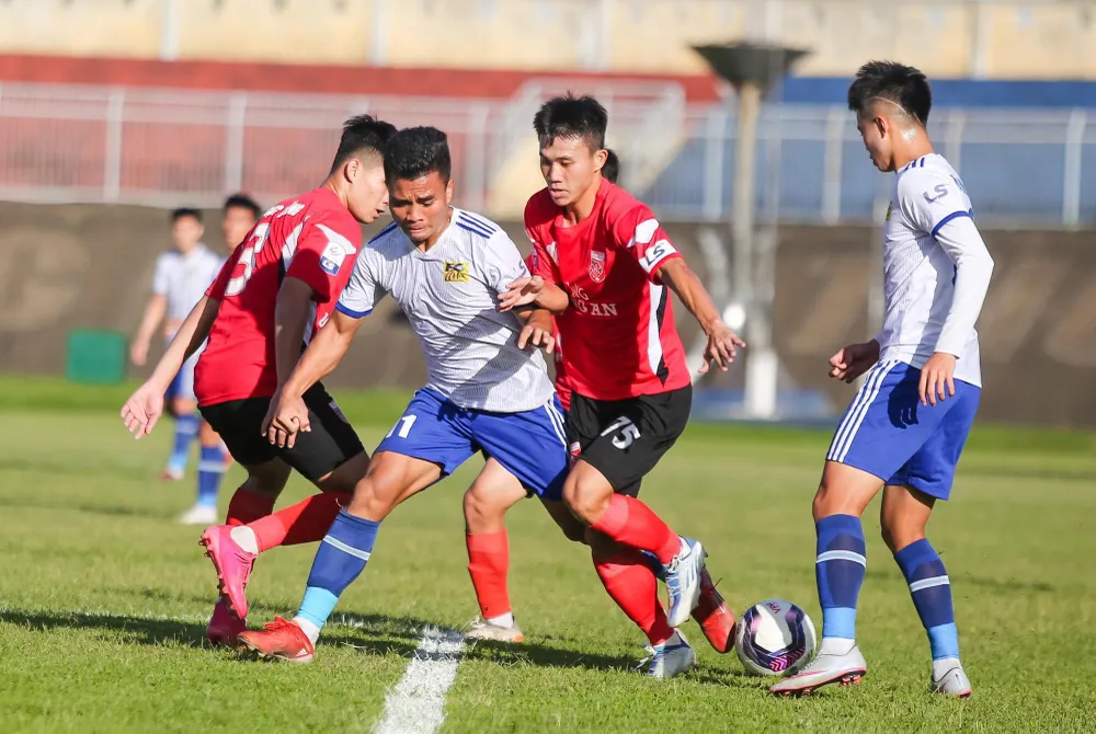 Hai đội bóng truyền thống Huế và Long An gặp nhau ở trận ra quân Giải hạng Nhất quốc gia 2023. ẢNH: HỮU THỊNH