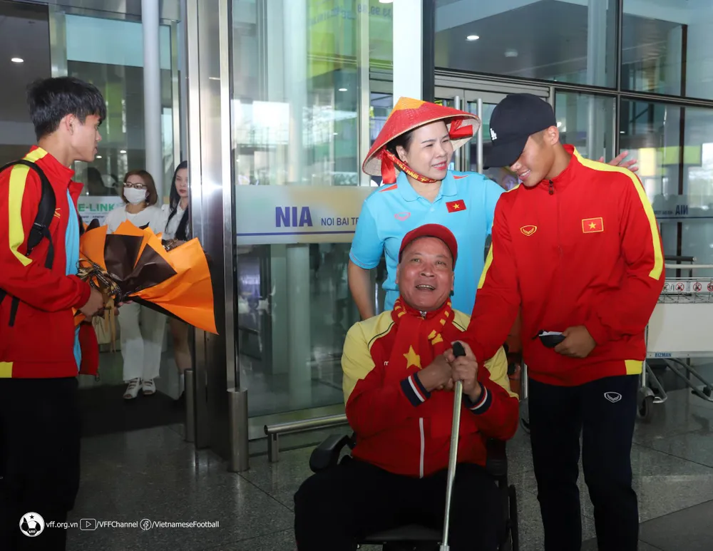 CĐV Việt Nam ra sân bay đón các tuyển thủ U20.