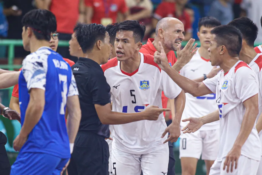 Những tranh cãi vào cuối trận trở thành điểm nhấn cho trận "siêu kinh điển" của futsal Việt Nam