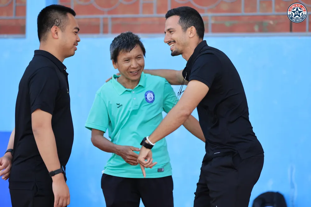 HLV Võ Đình Tân (Khánh Hòa) vui mừng khi gặp lại đồng nghiệp Mauro Jeronimo của PVF Công an Nhân dân vào Khánh Hòa tập huấn.