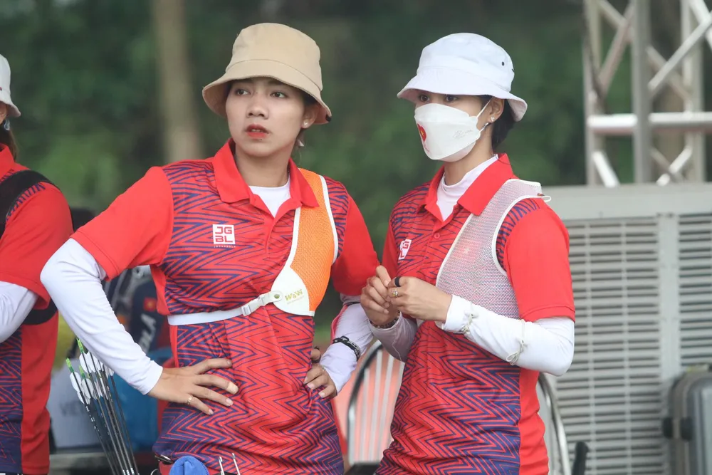 Thanh Nhi và Ánh Nguyệt (phải) là 2 niềm hy vọng của bắn cung nữ Việt Nam ở trường quốc tế