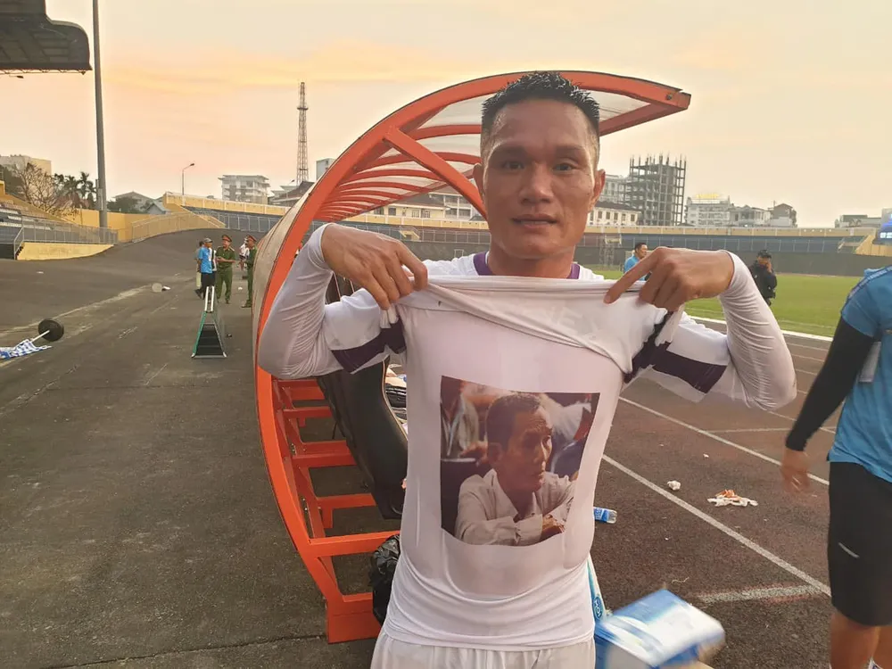 Quang Hùng nhớ đến người bố đã khuất sau trận đấu với Huế ở Cúp quốc gia 2023.