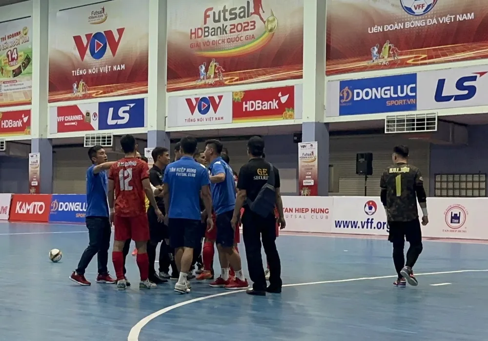 Tình huống xô xát giữa 2 đội dẫn đến tấm thẻ đỏ của Triệu Xuân Linh (Thái Sơn Bắc). ẢNH: ANH TRẦN.