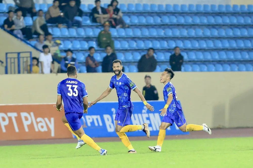 Các cầu thủ Khánh Hòa đã chiến đấu đầy kiên cường trên sân Thiên Trường của Nam Định. ẢNH: ANH TRẦN.