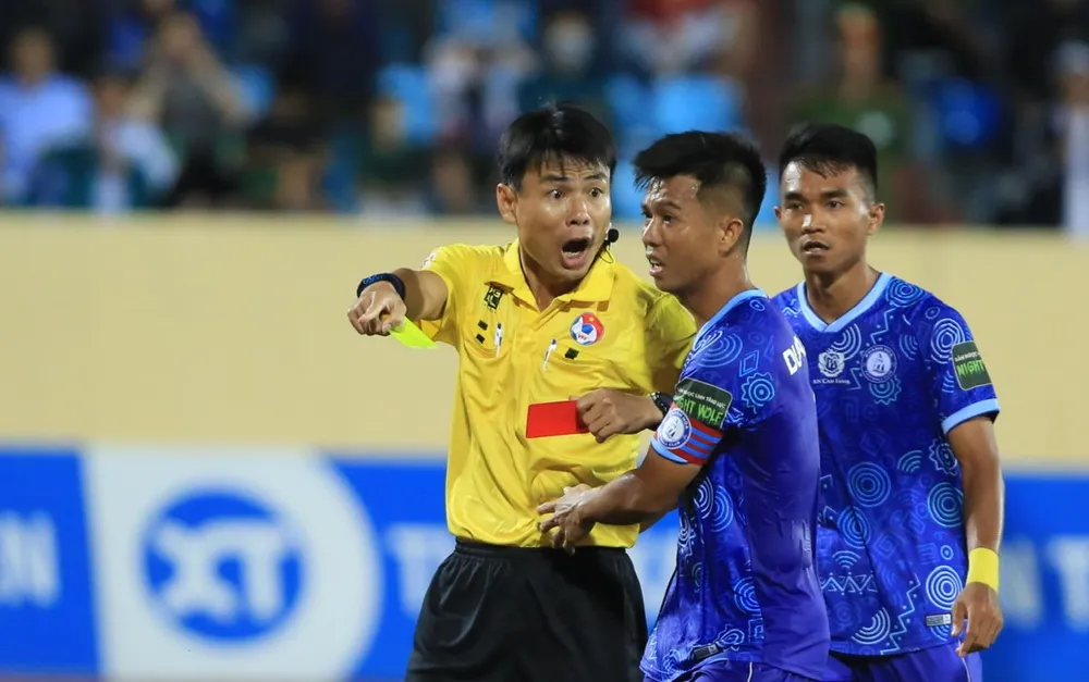 Trọng tài Trương Hồng Vũ ban đầu rút thẻ đỏ, nhưng sau đổi lại thẻ vàng với thủ môn Võ Ngọc Cường của Khánh Hòa. ẢNH: ANH TRẦN. 