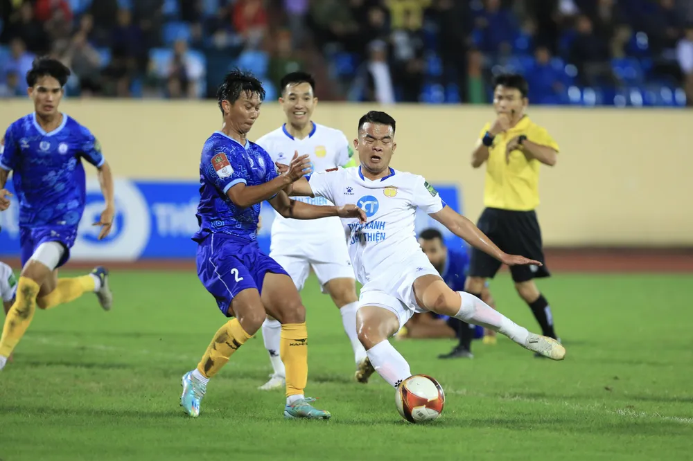 Nam Định đầy chật vật để kiếm 1 điểm trước đội khách Khánh Hòa. ẢNH: ANH TRẦN.