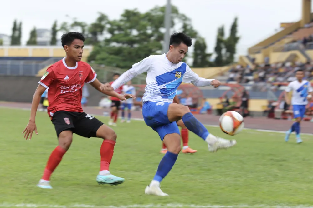 Các cầu thủ trẻ Huế đã thi đấu đầy kiên cường