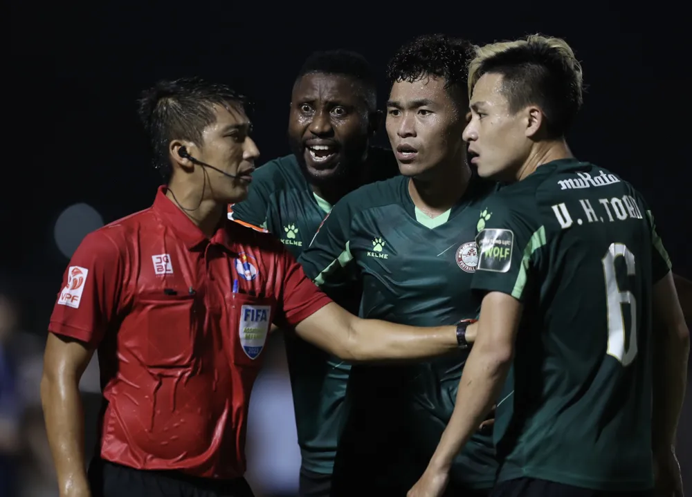 Các cầu thủ TPHCM phản ứng với trọng tài về bàn thắng mở điểm của Hà Nội FC. ẢNH: DŨNG PHƯƠNG.