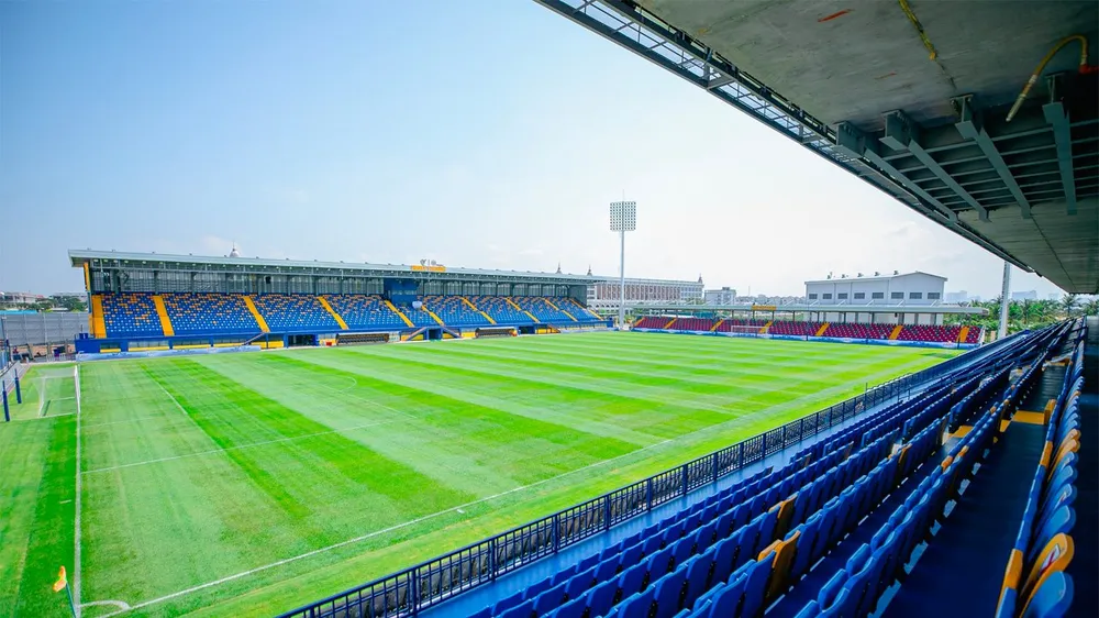 Sân được tân trang bằng những thiết bị hiện đại.