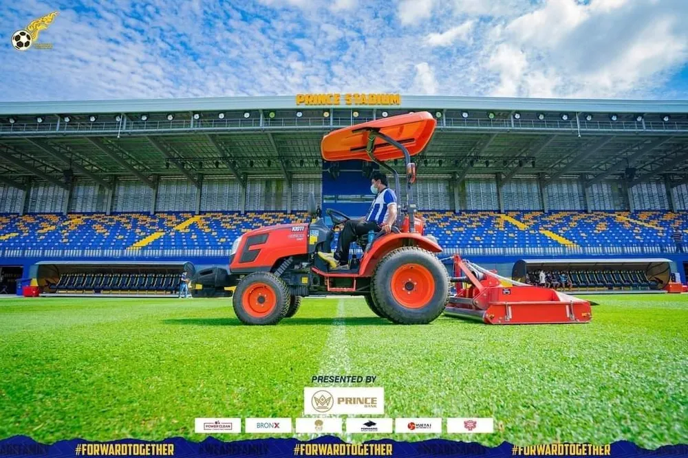 Công tác chăm sóc mặt cỏ được ưu tiên hàng đầu để có thể mang đến những trận cầu chất lượng chuyên môn cao.