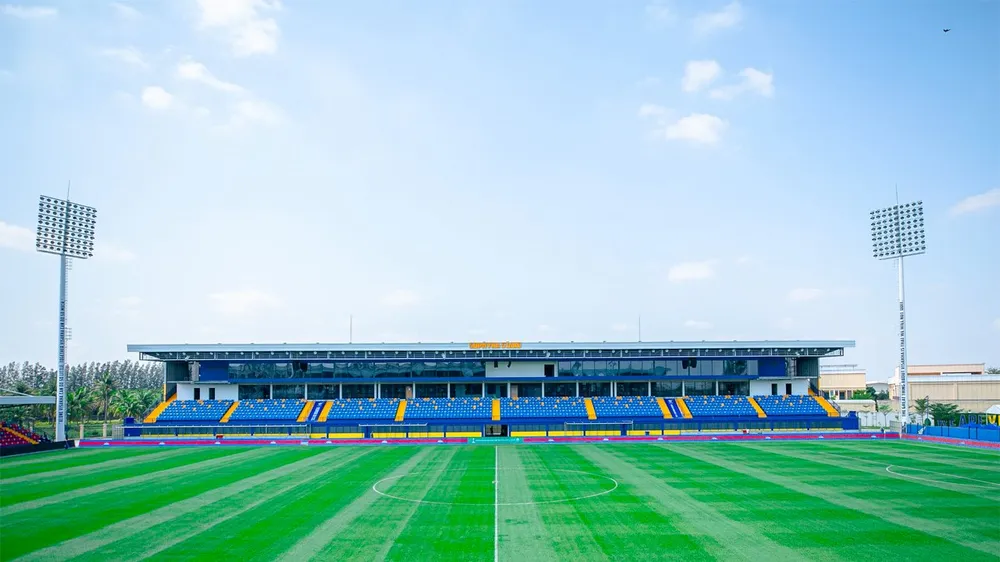 Sân Prince qua góc nhìn từ khán đài A.