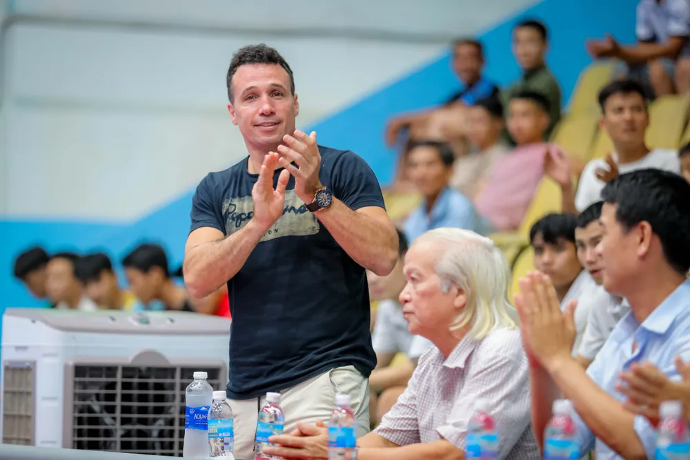 HLV Diego Giustozzi của đội tuyển futsal Việt Nam dự khán trận Khánh Hòa - Thái Sơn Nam TPHCM. ẢNH: ANH TRẦN.