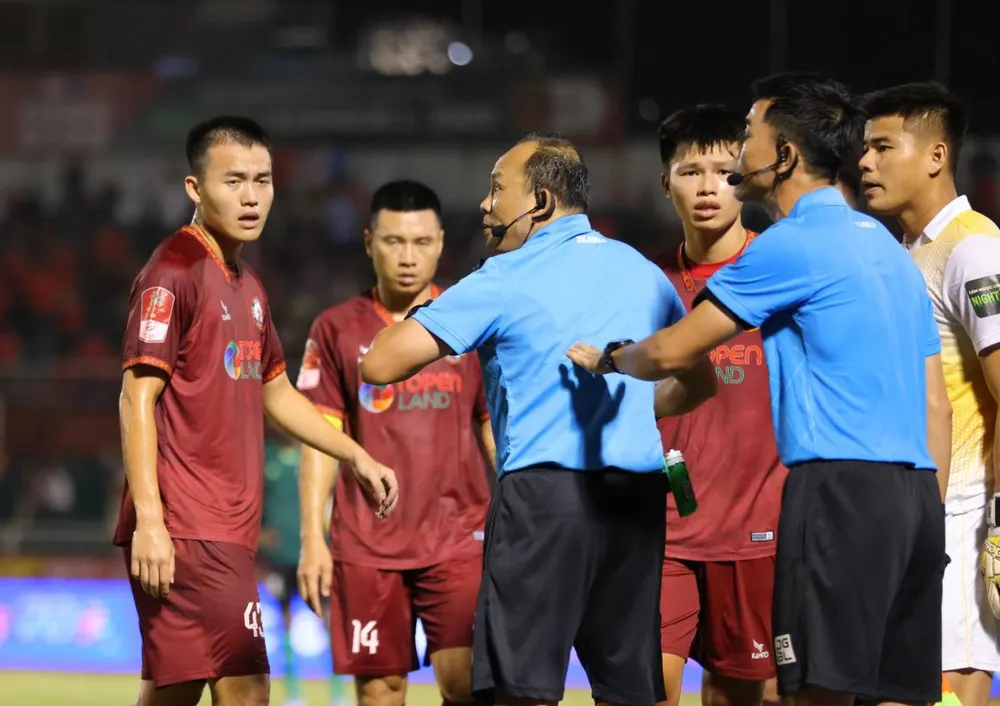 Các cầu thủ T.Bình Định phản ứng quyết định "bẻ còi" của trọng tài Vũ Nguyên Vũ cho CLB TPHCM được hưởng phạt đền. Ảnh: NGUYỄN HOÀNG