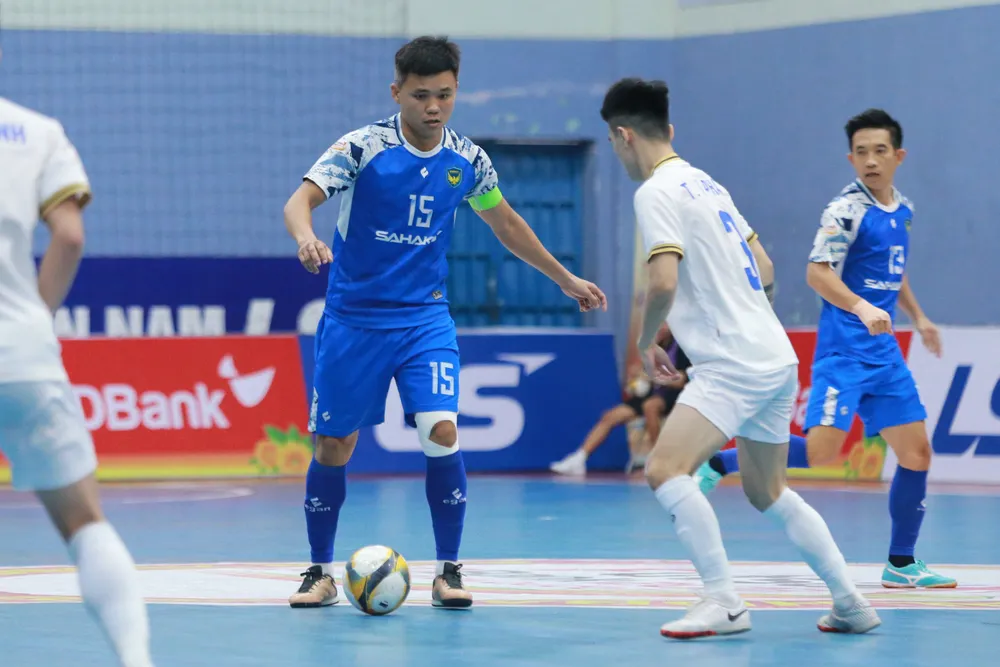 Khổng Đình Hùng và các đồng đội ở Sahako đã có trận cầu chơi dưới phong độ