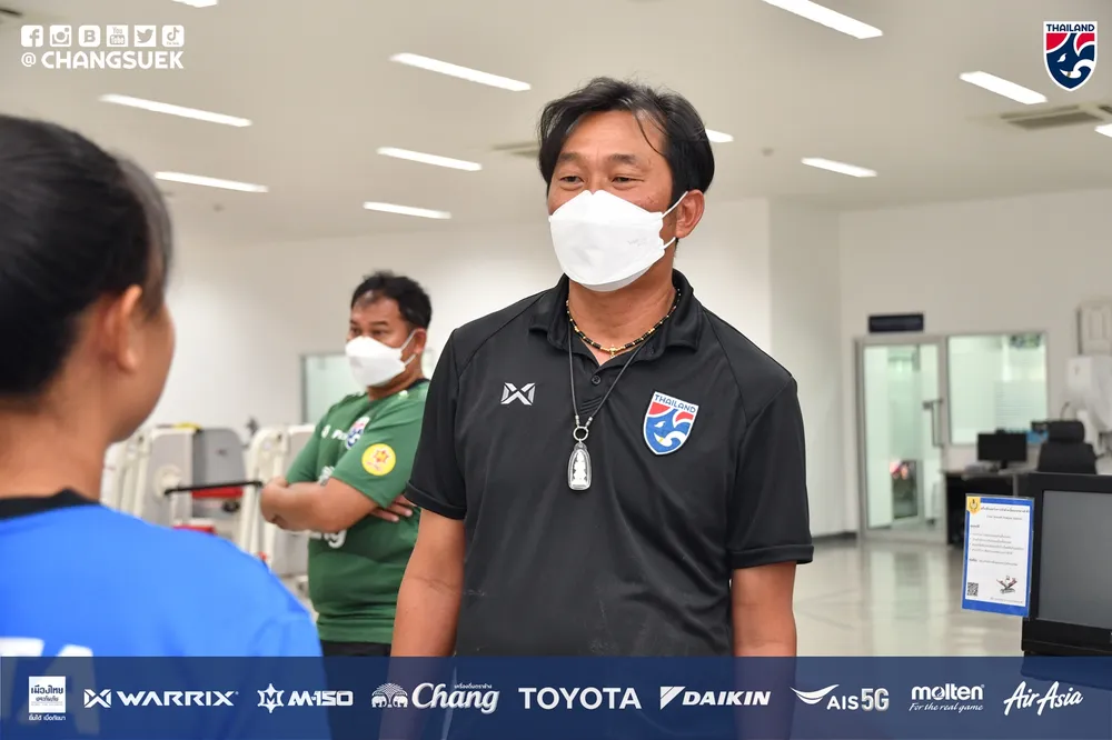 Ông Naruphol Kaenson chỉ là HLV tạm quyền dẫn dắt đội tuyển nữ Thái Lan tham dự SEA Games 32.