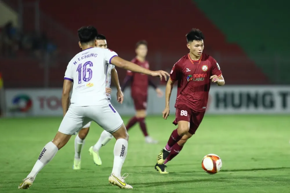 Các cầu thủ Hà Nội FC đã gặp nhiều khó khăn trước đội chủ nhà T.Bình Định.