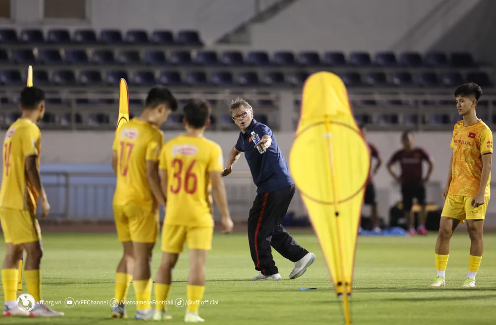 HLV Troussier hướng dẫn học trò cách di chuyển.