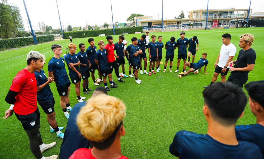 U22 Campuchia của HLV Keisuke Honda vừa khép lại chuyến tập huấn ở thủ đô Bangkok (Thái Lan), để chuẩn bị cho SEA Games 32. ẢNH: CFF.