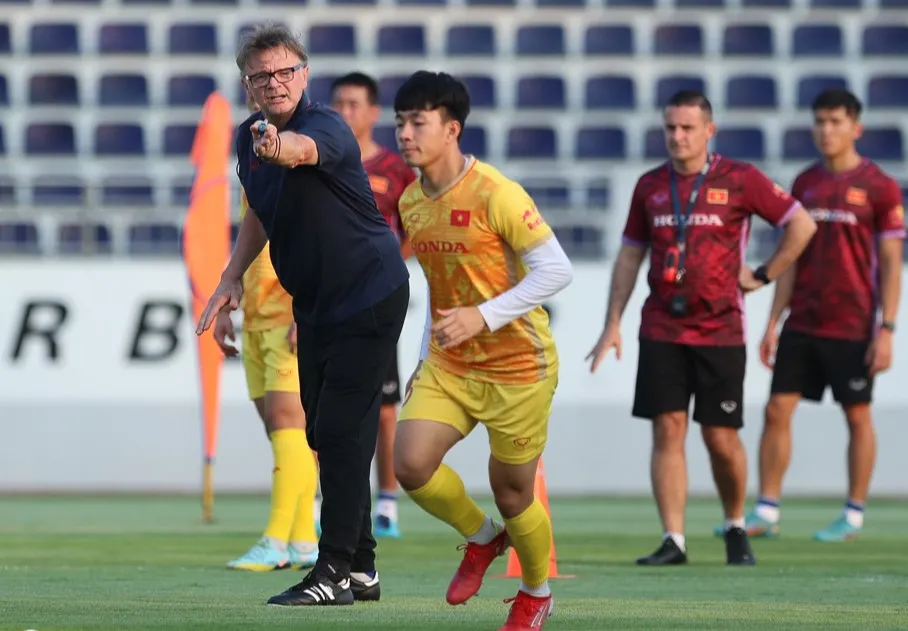 HLV Philippe Troussier cùng các tuyển thủ U22 Việt Nam chỉ còn chưa đầy 10 ngày nữa bước vào trận ra quân SEA Games 32. ẢNH: ANH KHOA.