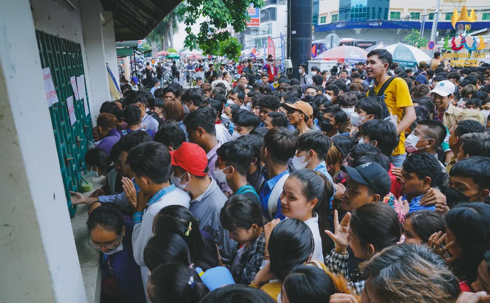 Các CĐV chen lấn nhau để lấy vé xem trận U22 Campuchia - U22 Timor Leste.