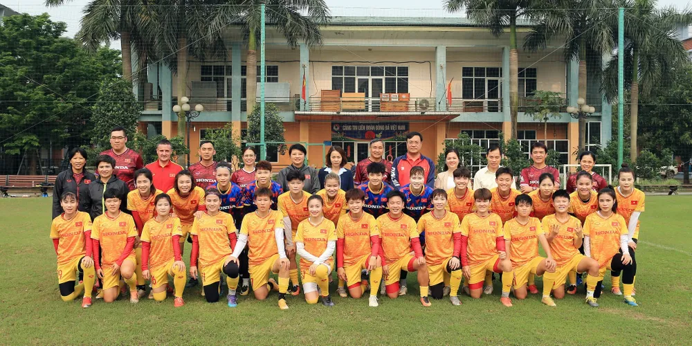 Lãnh đạo Tổng cục TDTT và VFF đến thăm, động viên đội tuyển nữ Việt Nam trước khi toàn đội sang tập huấn ở Nhật Bản.