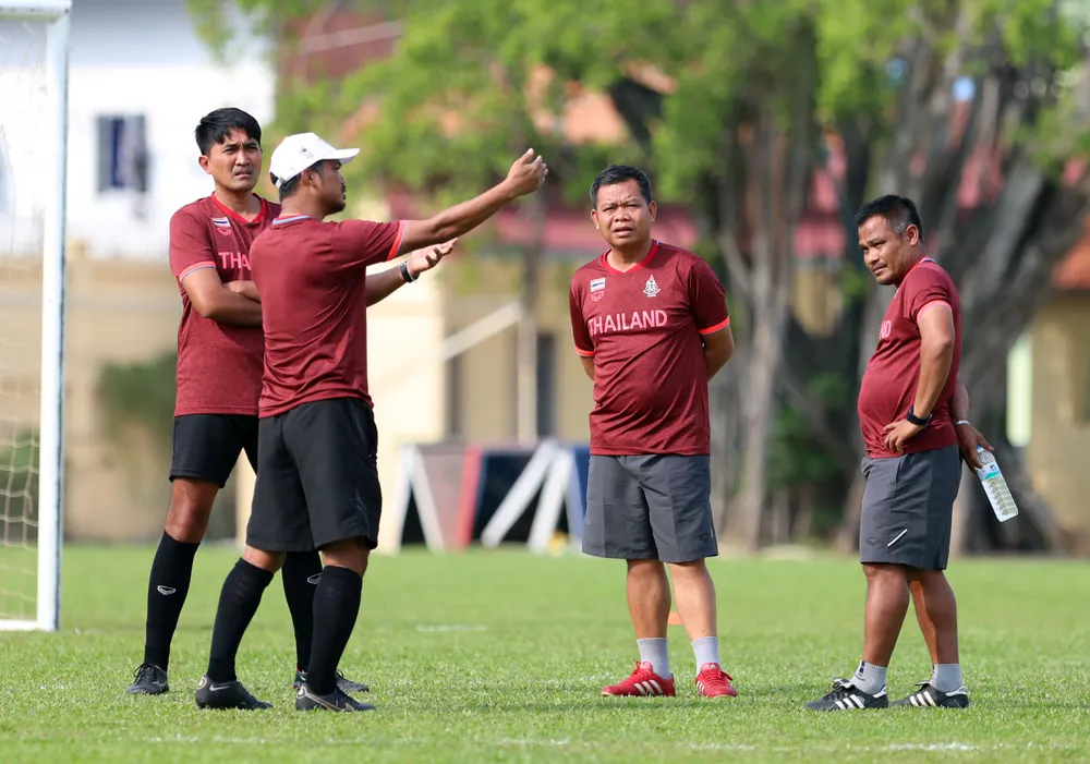 HLV Issara Sritaro họp với các trợ lý ở buổi tập vào chiều 28-4. ẢNH: QUỲNH MAI