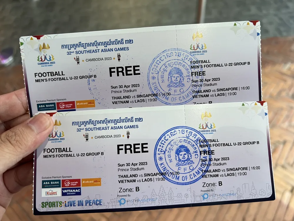 Mỗi cổ động viên được phát tối đa 2 vé xem xem bóng đá nam ngày thi đấu 30-4. ẢNH: TÂM HÀ