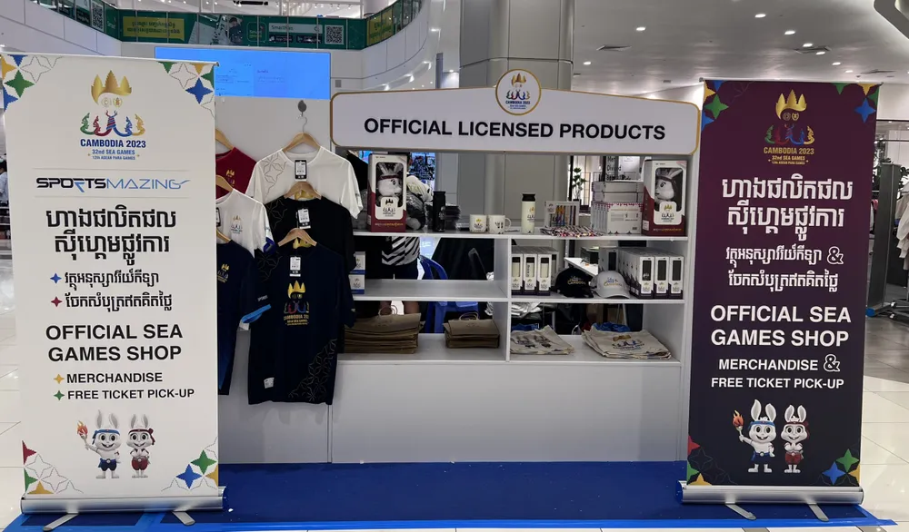 Toàn cảnh gian hàng bán đồ lưu niệm SEA Games 32 ở AEON Mall Phnom Penh