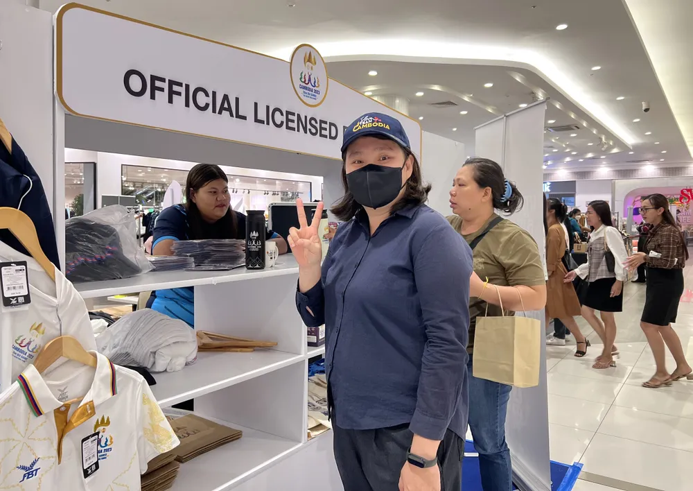 Người hâm mộ háo hức ở quầy lưu niệm SEA Games 32. ẢNH: TÂM HÀ