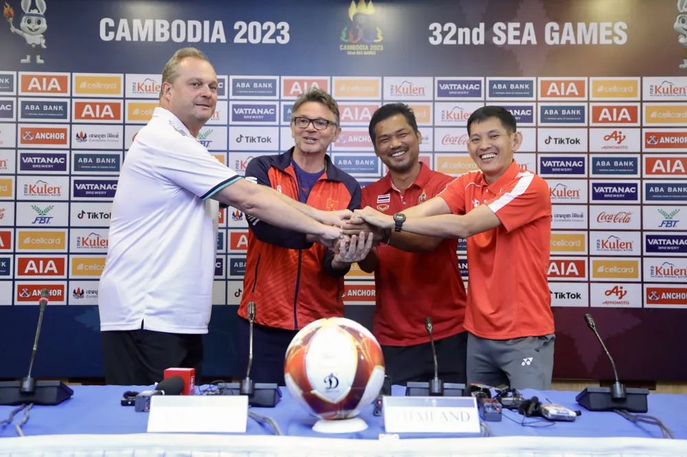 Các HLV ở bảng B thể hiện sự quyết tâm trước khi bước vào SEA Games 32. ẢNH: QUỲNH MAI Các HLV ở bảng B thể hiện sự quyết tâm trước khi bước vào SEA Games 32. ẢNH: QUỲNH MAI