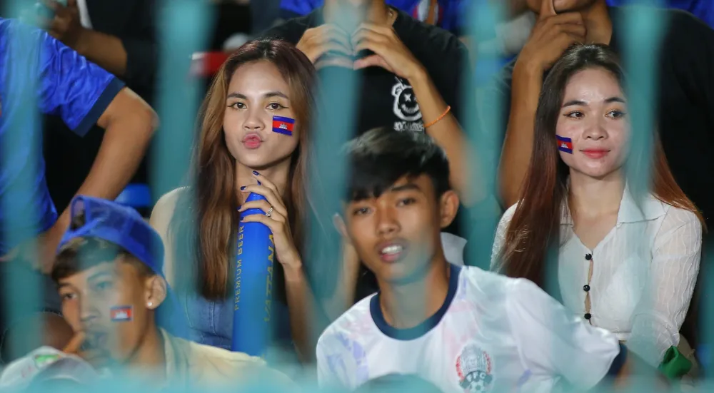 "Bóng hồng" Campuchia đến cổ vũ cho thầy trò HLV Honda.