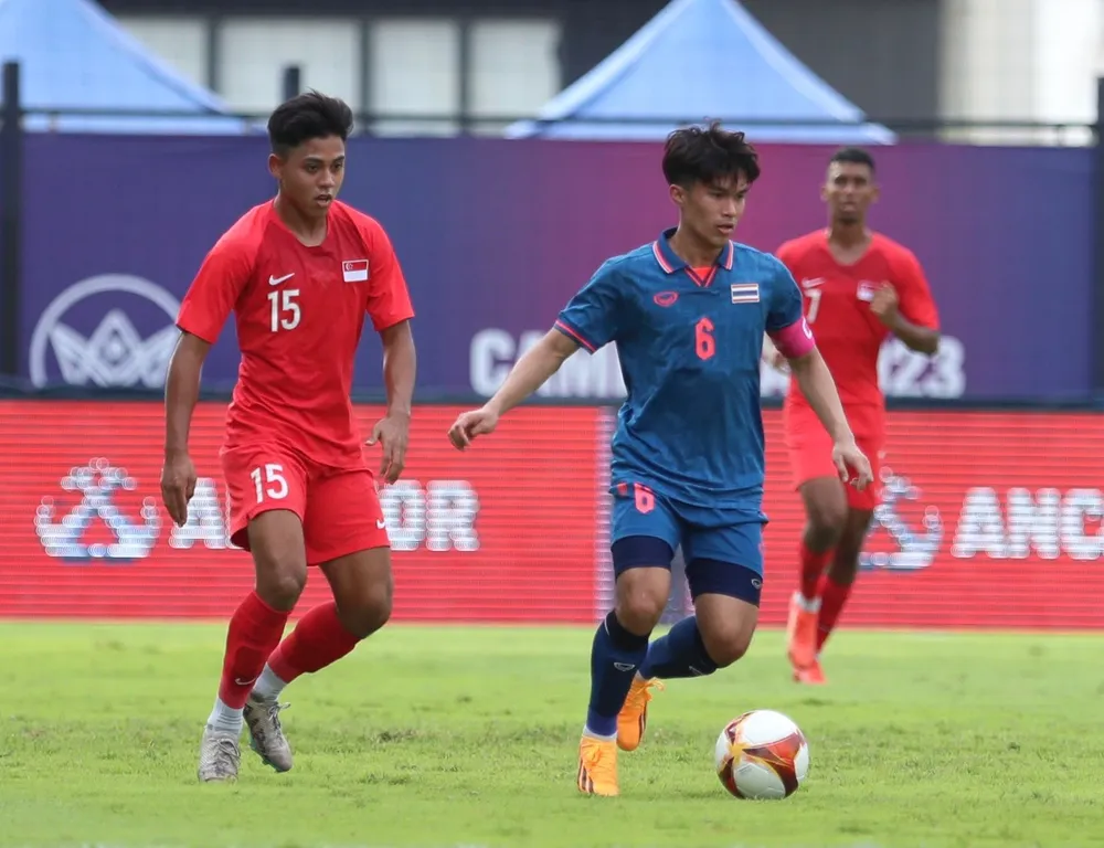 U22 Thái Lan gây sức ép lên U22 Việt Nam. ẢNH: DŨNG PHƯƠNG