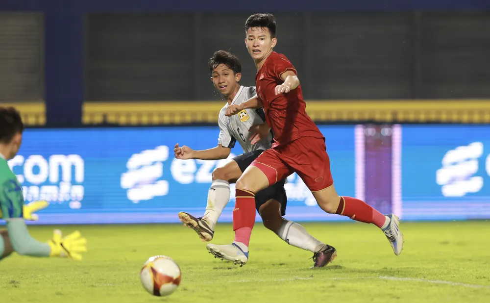 Hậu vệ Phan Tuấn Tài gặp nhiều khó khăn trước đối thủ. ẢNH: DŨNG PHƯƠNG