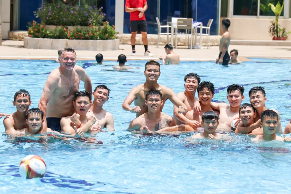 HLV Philippe vui vẻ cùng các tuyển thủ ở hồ bơi khách sạn Phnom Penh.