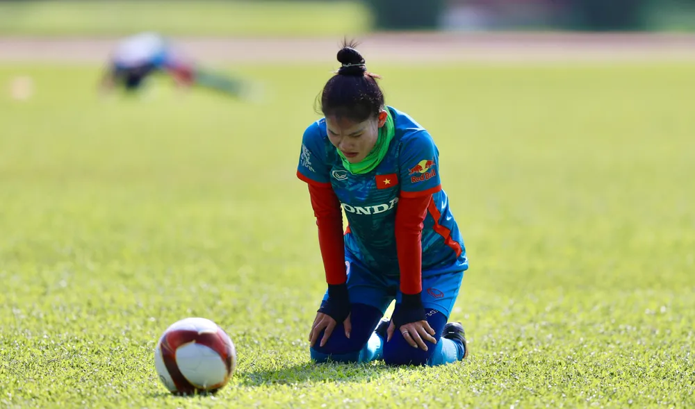 Trung vệ Chương Thị Kiều không chịu nỗi sức nóng của thời tiết. ẢNH: DŨNG PHƯƠNG