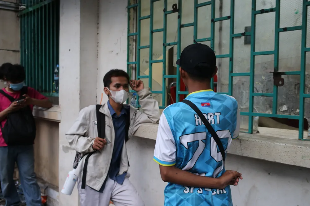 Cổ động viên Campuchia thất vọng vì vé sớm đã phát hết. ẢNH: DŨNG PHƯƠNG