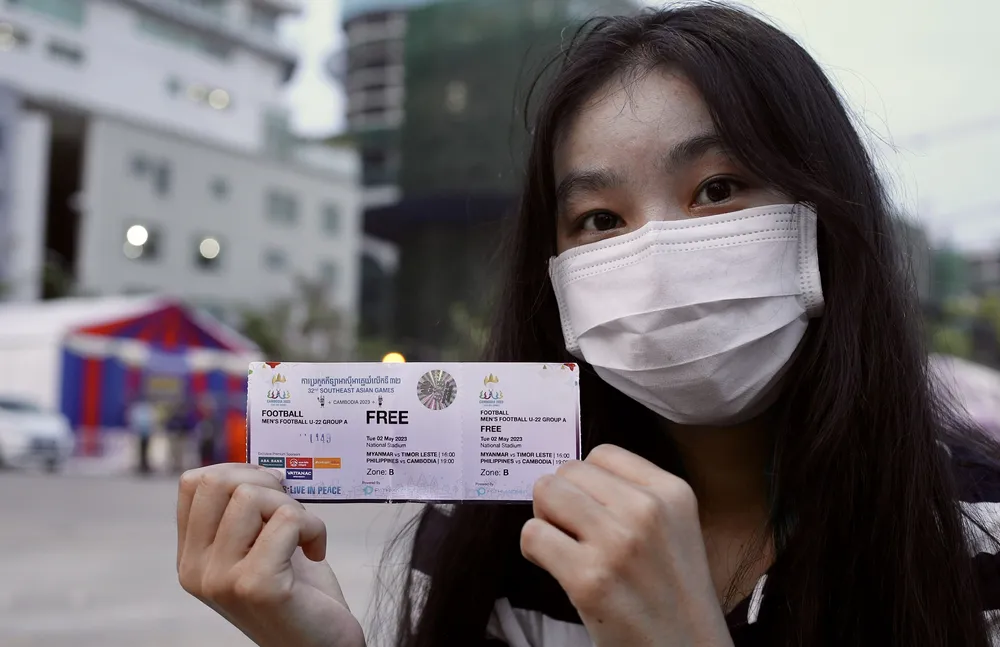 Niềm vui của nữ cổ động viên khi có vé xem trận U22 Campuchia - U22 Philippines