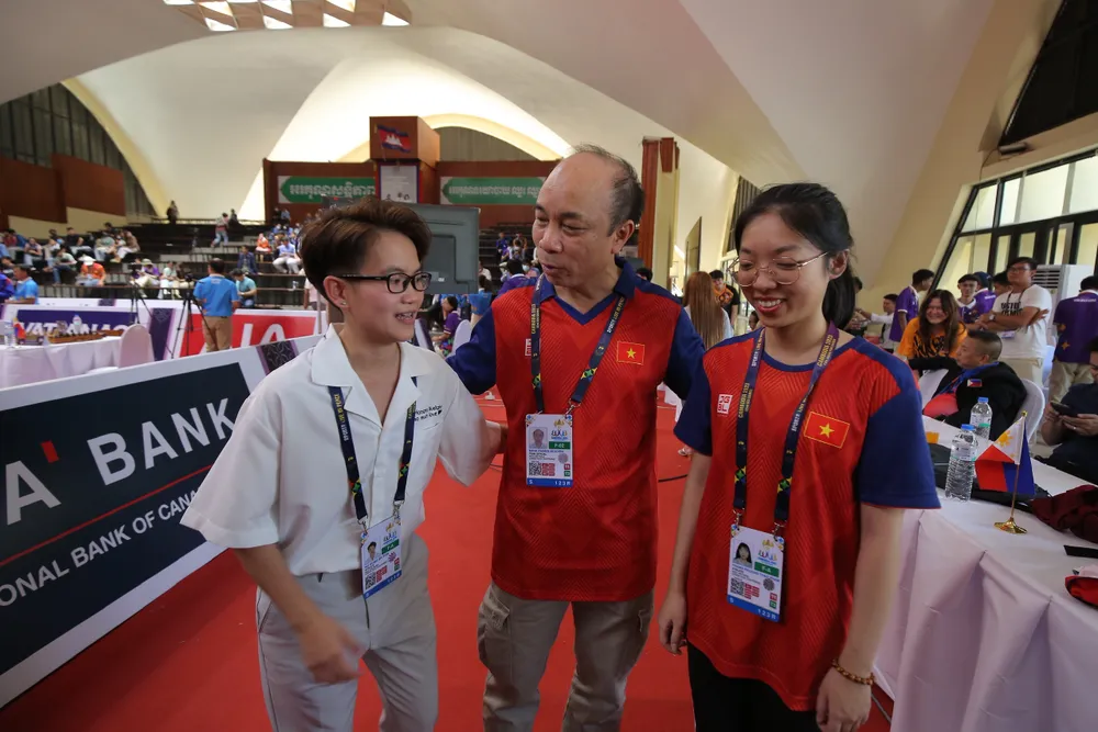 Lãnh đội Nguyễn Minh Thắng chúc mừng đến 2 học trò Hồng Ân và Phương Thảo. ẢNH: DŨNG PHƯƠNG